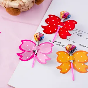 Bunte gepunktete Schleife Lollipop Karten, 3 Farboptionen für Valentinstag Süßigkeiten Verpackung.