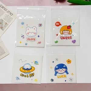 Sachets en plastique autocollants de dessin animé 4 en 1 pour les détails d'emballage.
