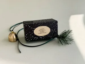Kerstklok geschenkdoos verpakking DIY metalen windgong hangend ornament details view