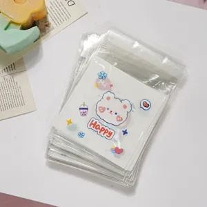 Sachets en plastique transparents adhésifs avec joli design d'ours mignon pour cadeaux de détail.