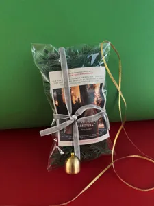 Kerstbel hangende decoratie set met dennentakken en feestelijke wenskaart erin.
