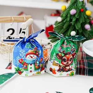 Weihnachtliche Geschenktüten mit süßem Schneemann und Rentier für Kekse und Süßes.