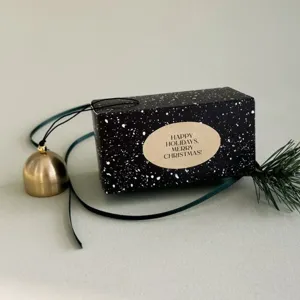 Kerstmis koperen bel hangende decoratie met mooie cadeaubox en feestelijk etiket.