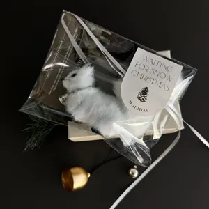 Kerst wit pluche dier hangende ornament set met bellen en vakantie verpakking ontwerp.