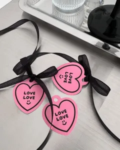Roze hart cadeaulabels met zwart lint, love love berichtkaarten voor valentijnsdag decoratie
