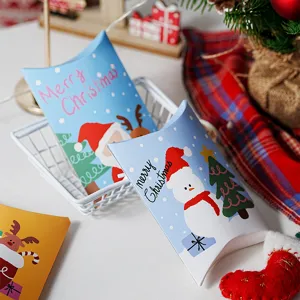 Boîtes oreiller de Noël avec jolis motifs de Père Noël de dessin animé pour cadeaux.