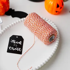Cordon de boulanger orange et blanc d'Halloween avec étiquette cadeau noire pour bricolage.