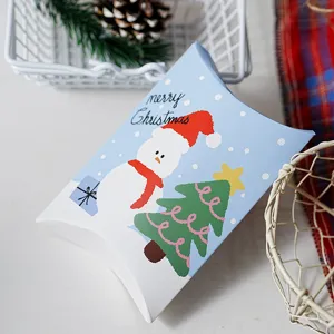 Boîte cadeau en papier coussin de Noël avec impression de bonhomme de neige et de sapin.