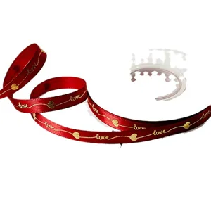 Nastro rosso con stampa dorata cuore amore per confezione regalo e decorazione
