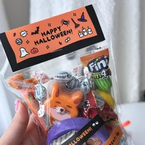 Χαριτωμένο τσαντάκι γλυκών Halloween με όμορφη κάρτα κεφαλίδας και νόστιμα ζαχαρωτά.