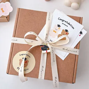 Set de embalaje de caja de regalo con colgante de birrete de graduación y tarjetas bonitas.