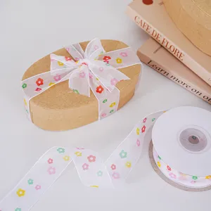 Ruban transparent floral coloré en rouleau pour emballage cadeau et décoration de boîte.