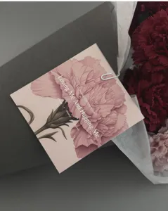 Carte d'insertion florale d'œillet de fête des mères pour emballage de bouquet et boîte.