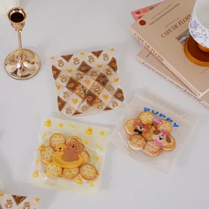 Jolis sacs à fermeture éclair en plastique avec ours et chiot pour biscuits, bonbons et collations.