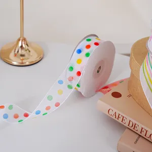 Ruban transparent à pois colorés pour emballer des cadeaux, loisirs créatifs et décorations.