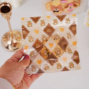 Sachet zippé en plastique transparent avec motif d'ours mignon pour détail d'emballage de biscuits.