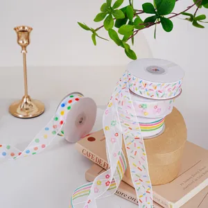 Details de ruban imprime colore avec des pois mignons pour emballer les cadeaux.