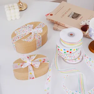 Ensemble de rubans en organza colores et boites cadeaux pour bricolage et emballage.