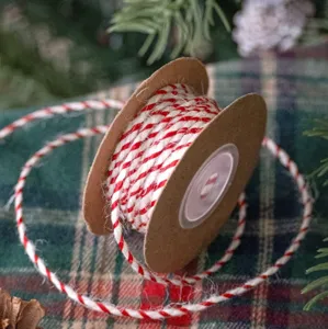 Rot-weiße Weihnachts-Geschenkschnur auf Rolle zum Verpacken und Dekorieren von Geschenken.