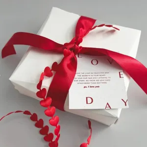 Nastro di raso rosso e bianco con cuori per confezioni regalo di matrimonio, dettaglio.