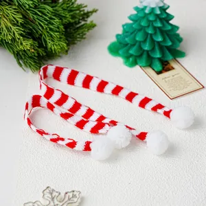 Mini bufanda de Navidad tejida con rayas rojas y blancas para decoración de botellas.