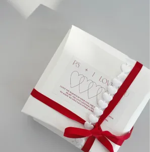 Dettaglio nastro cuore rosso e bianco per confezione regalo matrimonio San Valentino.