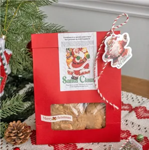 Rote Weihnachts-Geschenktüte mit Sichtfenster, Keksen und Deko-Hanfseil-Etikett.