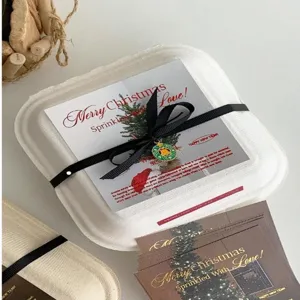 Λεπτομέρεια χριστουγεννιάτικης συσκευασίας δώρου DIY με διακοσμητικές ετικέτες.