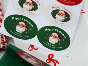Autocollants ovales de Père Noël de Noël, étiquettes cadeaux et décoration d'emballage.
