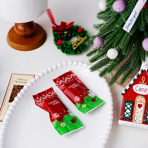 Nahaufnahme der weihnachtlichen Bonbontüten mit niedlichem Weihnachtsmann und Schneemann.