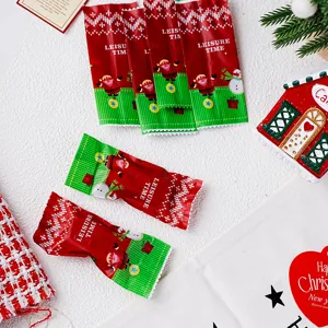Nahaufnahme der Weihnachts-Süßwarenverpackungsbeutel mit süßem Weihnachtsmann und Schneemann.
