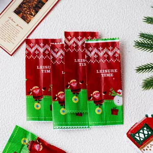 Weihnachtstüten Detailansicht, süßes Weihnachtsmann und Schneemann Motiv für feine Bonbons.