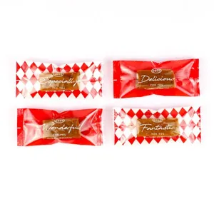 Gedetailleerd overzicht van rood-witte ruitjes snoepverpakkingszakjes voor noga en toffee traktaties.