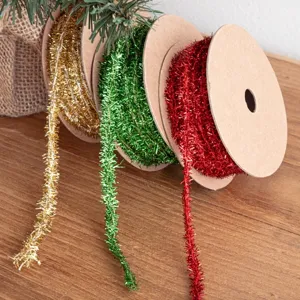 Detalle de cintas metalizadas navideñas coloridas ideales para la decoración y envoltura de regalos.