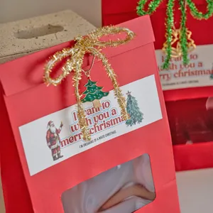 Bolsa de regalo de Navidad con cinta dorada brillante y colgante de árbol festivo
