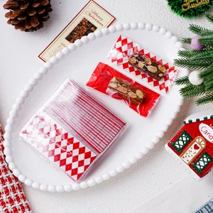 Details van rood-witte ruitjes snoep verpakkingszakjes voor kerstmis noga en toffee.