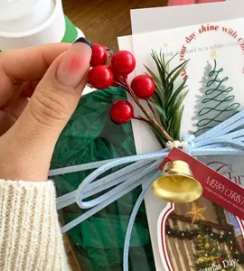 Cloche dorée de Noël accessoires de déco DIY, baies rouges et carte d'emballage cadeau.