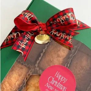 Gros plan detail du nœud de ruban de boîte cadeau de Noël et cloche dorée décoration.