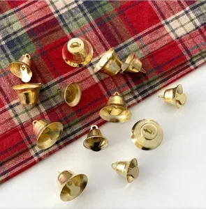 Petites cloches dorées en laiton pour décorations de Noël DIY et carillons, vue détaillée.