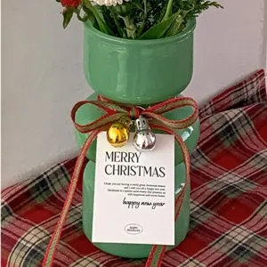 Juego de cinta navideña decorativa con florero verde cascabeles y etiqueta festiva