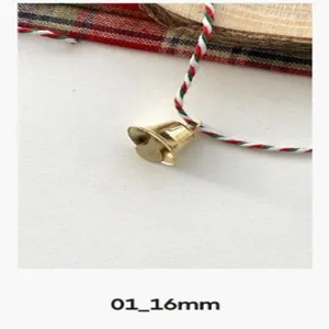 Détail de cloche ouverte trompette dorée, grelot déco DIY 16mm avec cordelette de Noël.