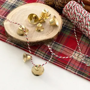 Petites cloches artisanales dorées avec ficelle rouge blanche et verte de Noël image