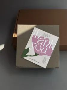 Vue détaillée d'une carte de vœux carrée de remerciement tulipe pour emballage cadeau DIY.