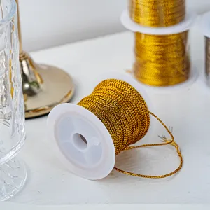 Détail de bobine de fil métallique doré, cordon d'emballage de cadeau d'artisanat