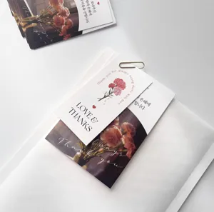 Vista detallada de tarjetas de felicitación florales con ilustraciones de claveles y texto.