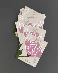Gros plan détaillé de cartes de vœux de fête des mères tulipes avec imprimé floral.