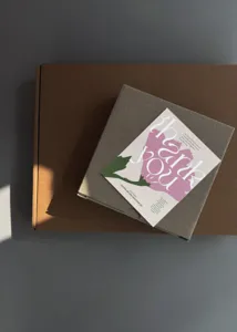 Vue détaillée de belles cartes de vœux florales carrées pour emballage de cadeaux.