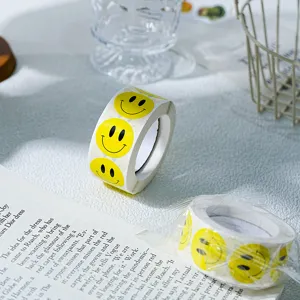 Rouleau d'autocollants smiley jaune pour enfants, joli sticker déco pour carnet et loisirs.