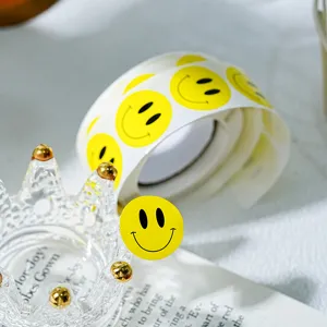 Rouleau d'autocollants emoji visage souriant jaune decoration recompense enfants