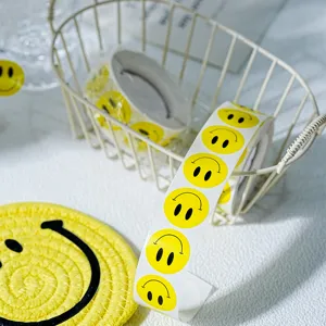 Rouleau d'autocollants mignons visage souriant jaune pour récompenses d'enfants et loisirs.
